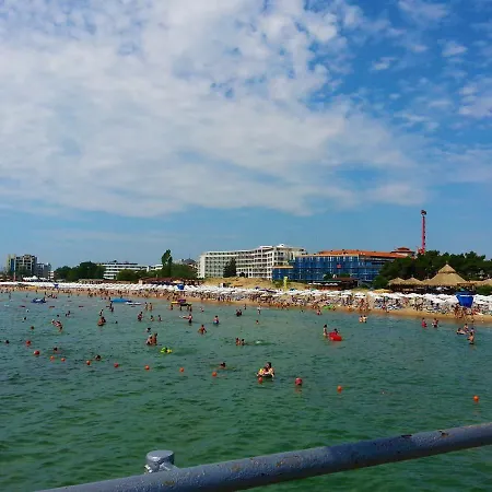 Menada Crystal Park アパート